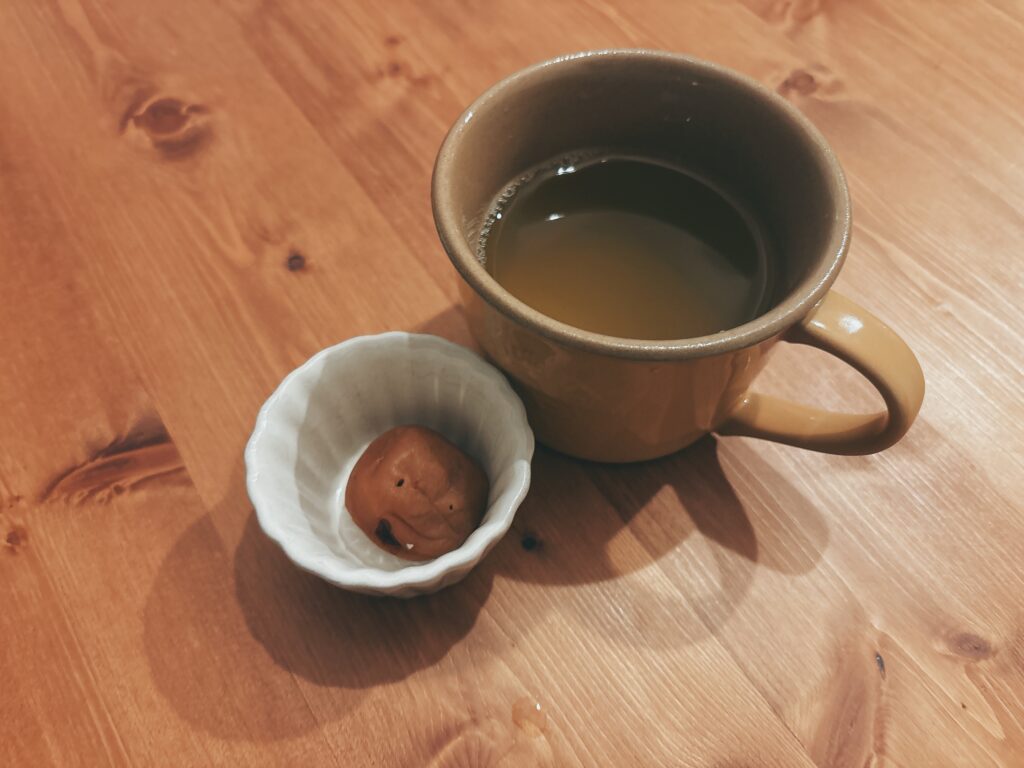 夕食後に何か物足りない時は、いつも緑茶+梅干し半分