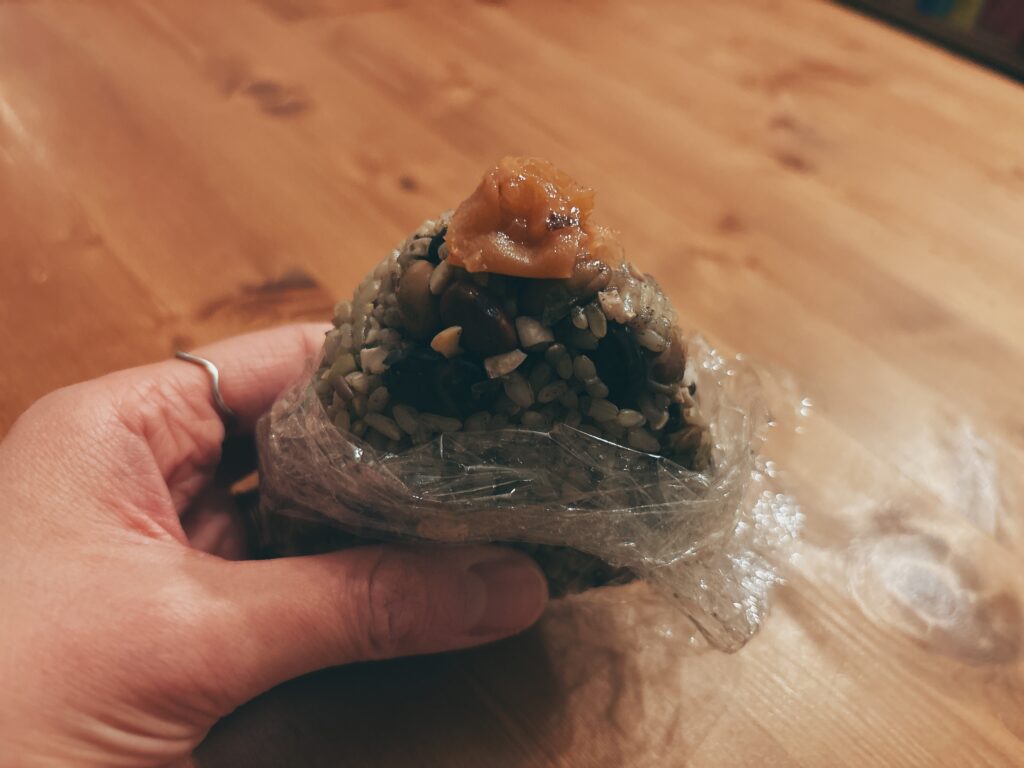雑穀とお豆入りなのでぞのまま食べたり、梅を乗せたり。絶品！