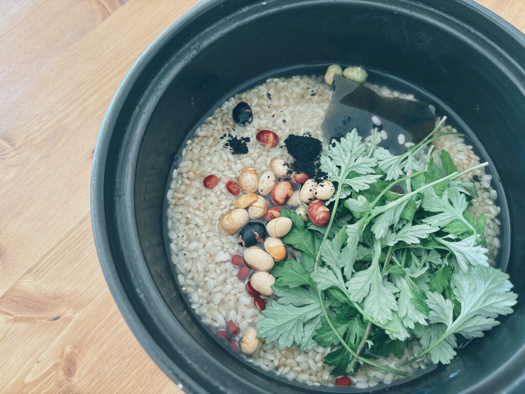 定番の玄米朝ごはん（麻炭、昆布、煎り豆、よもぎ）