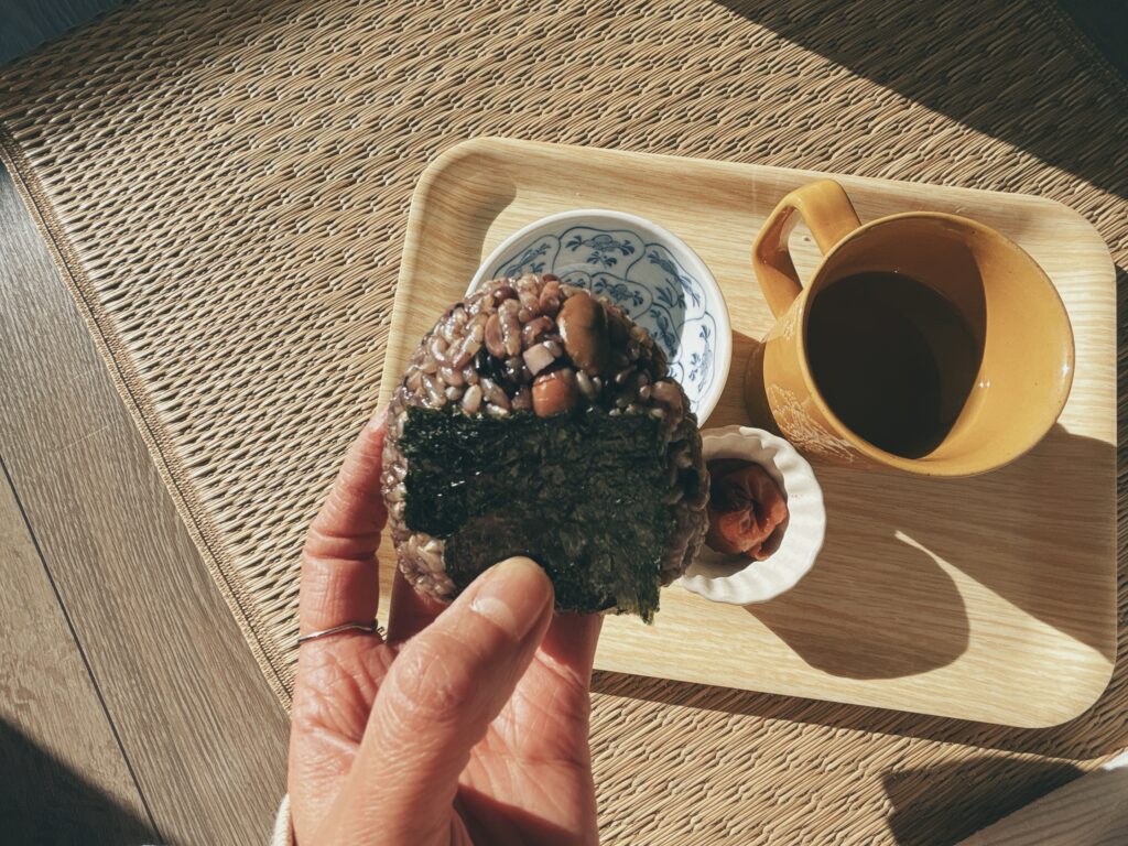 いつもの玄米おにぎりと梅干し