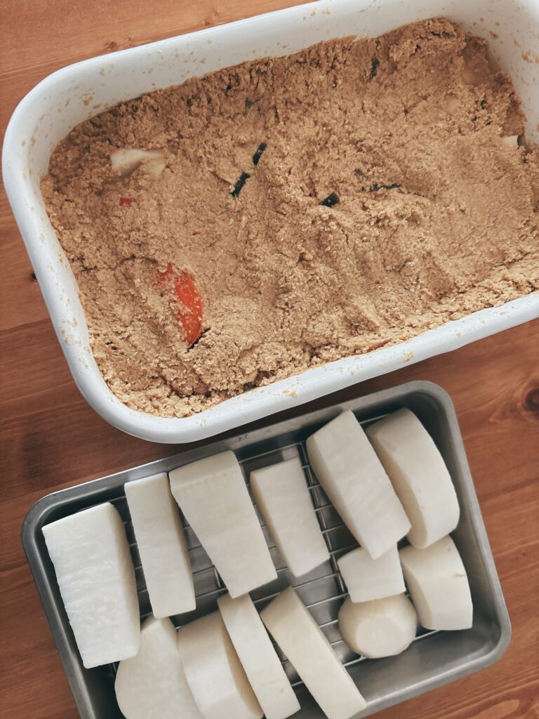 かぶやにんじんが浸かっている糠床