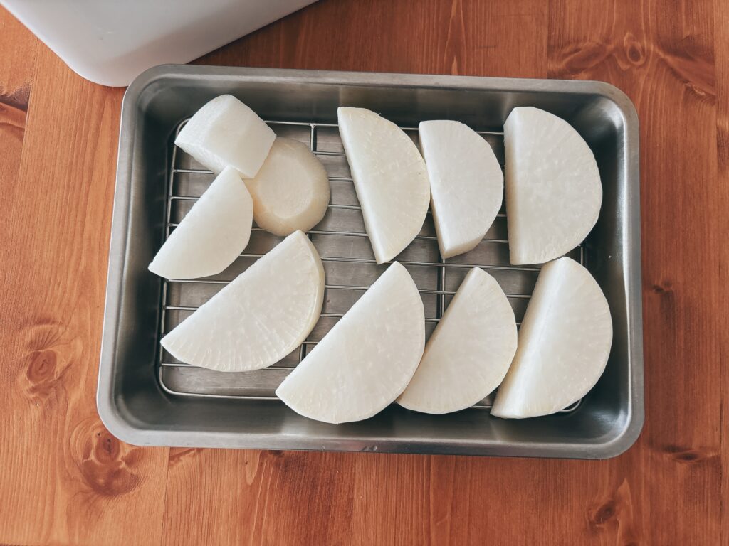 糠床に入れる前に大根を軽く干します