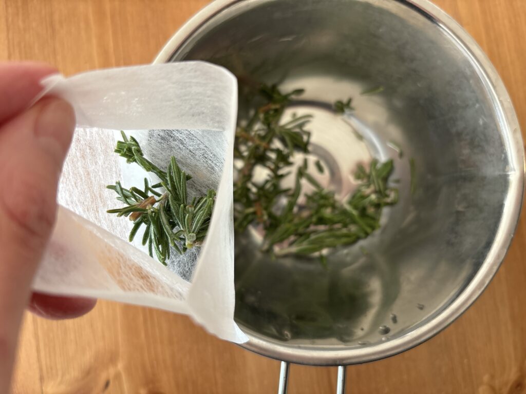 刻んでお茶パックに入れます