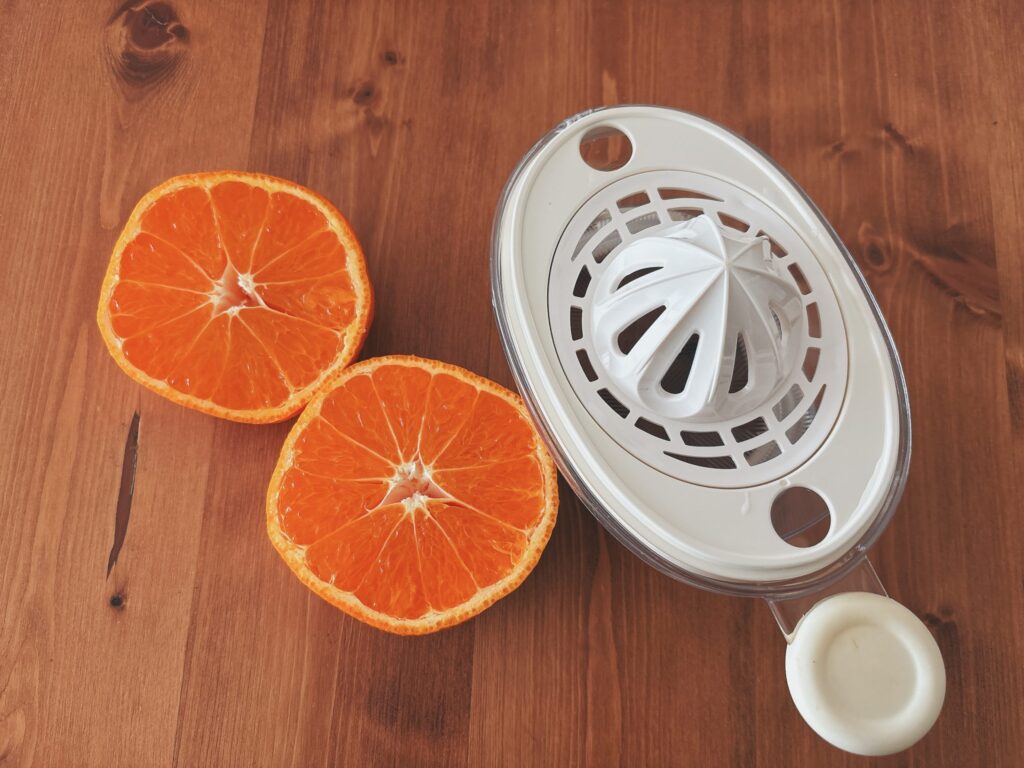 みかんを絞り機で絞ってジュースにします