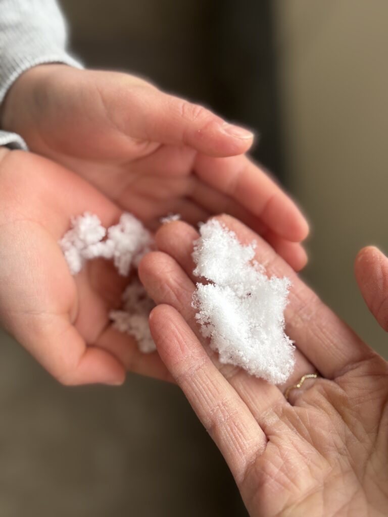 娘の初めてのふわふわ雪
