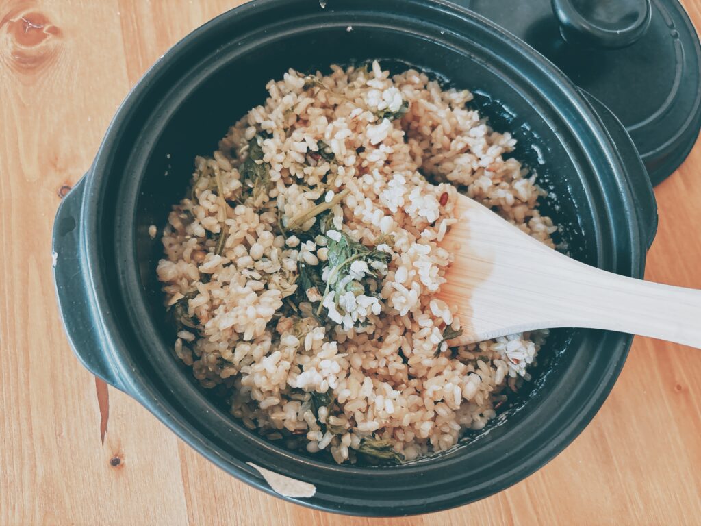 木べらで混ぜたヨモギ入り玄米ご飯