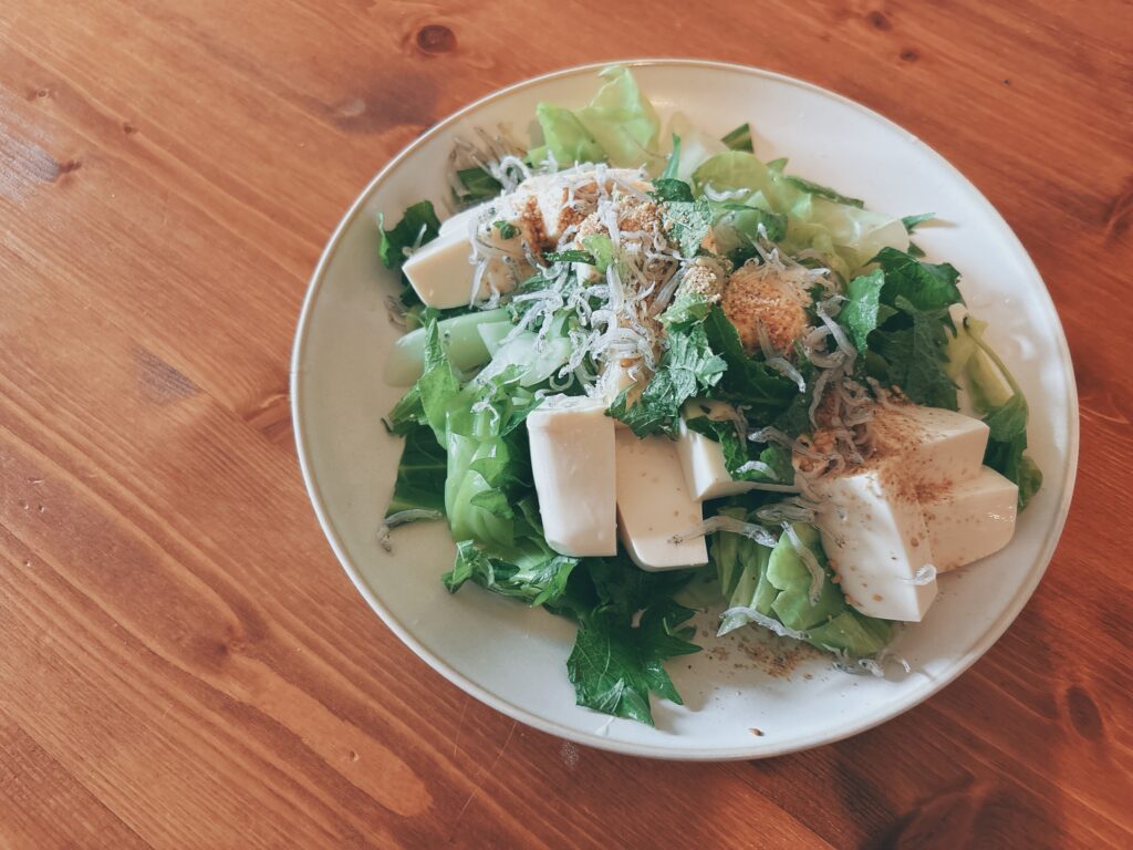 キャベツ蒸しと豆腐のサラダ