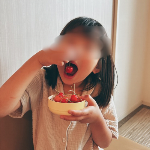 さくらんぼを食べる子供