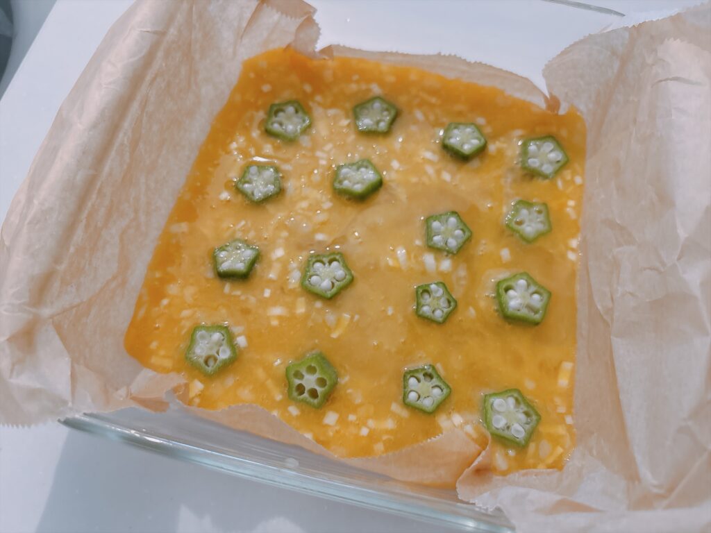 卵焼きにオクラを入れます