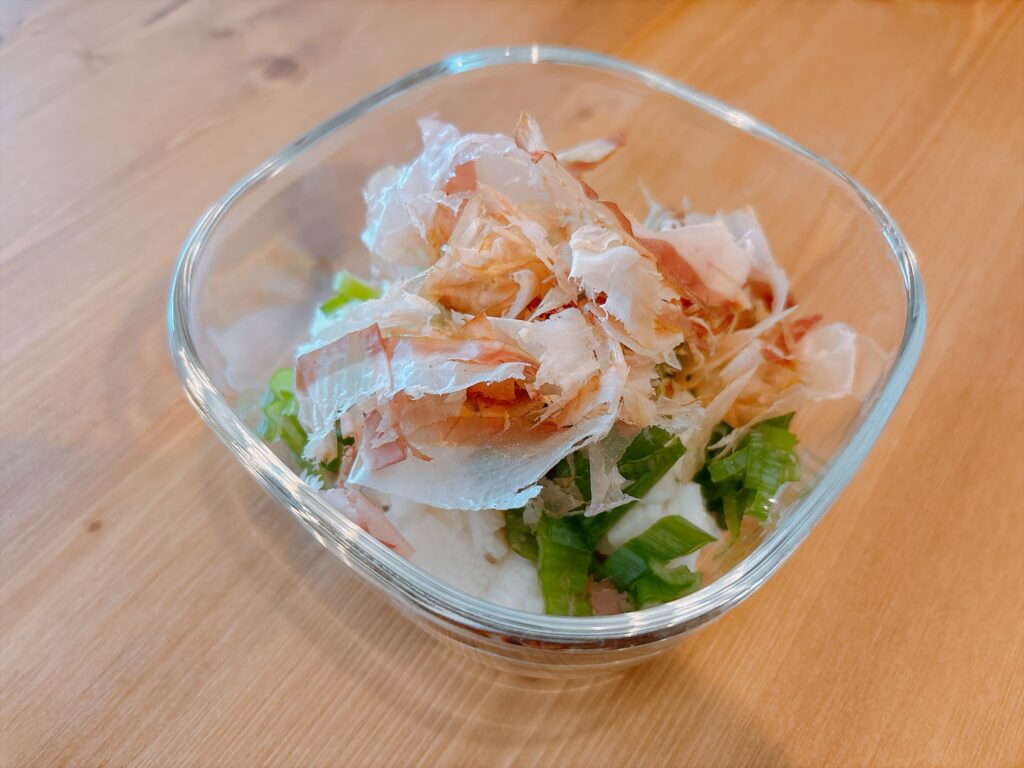 花かつおをのせた冷奴